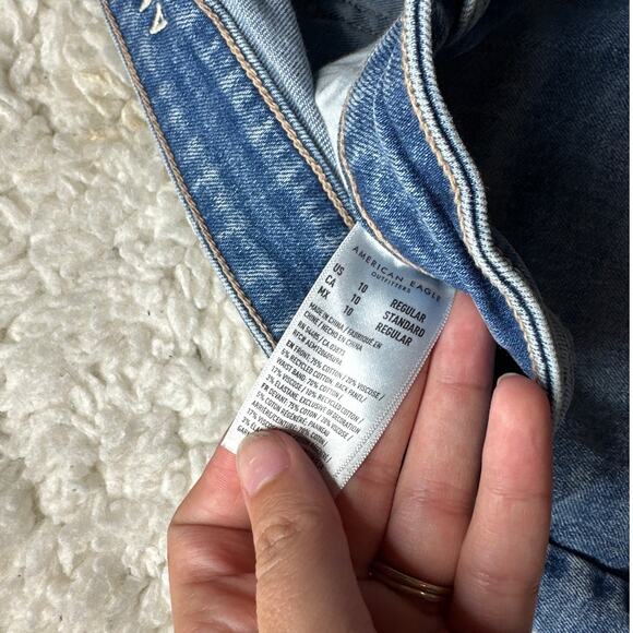 American Eagle Mom Jean Lightwash Distressed Casual Comfortable High Waisted - Picture 5 of 11